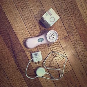 Clarisonic Mia 2 and two brush heads